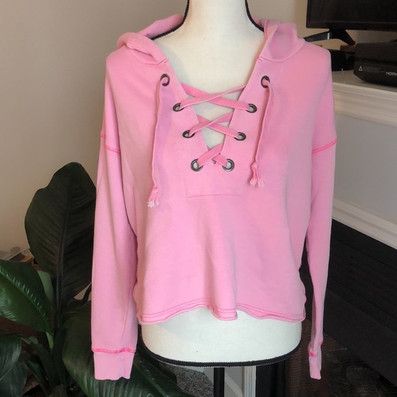 American Eagle Outfitters Tops - American eagle lace up cropped pink hoodie